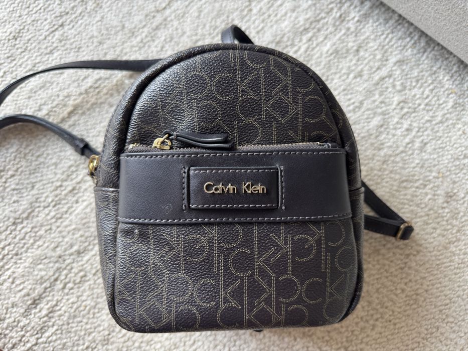 Mochila Mini Calvin Klein Monograma