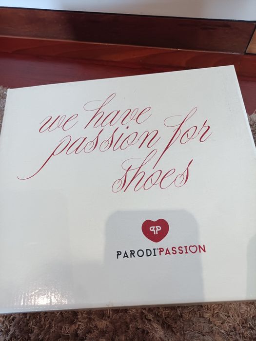 Botas em pele de senhora tamanho 37.