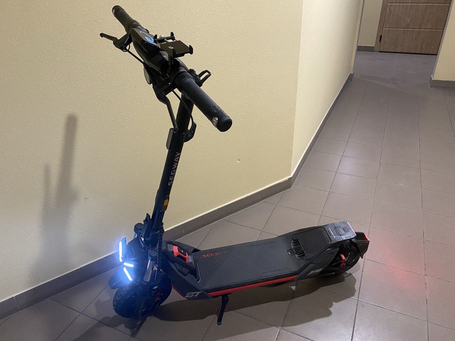 Продам электросамокат Segway Ninebot ZT3 Pro