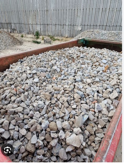 Drobny gruz ze skutych tynków