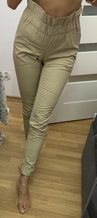 Spodnie z wysokim stanem z falbanka