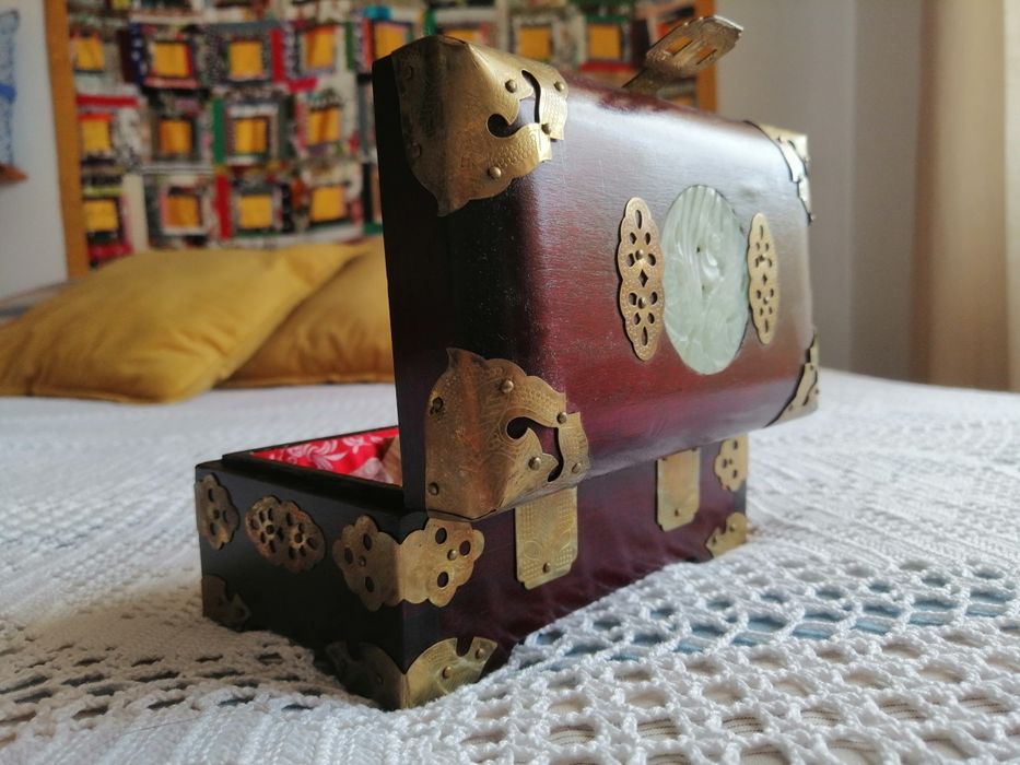 Porta Jóias madeira e placas de metal, encimada por medalhao em jade