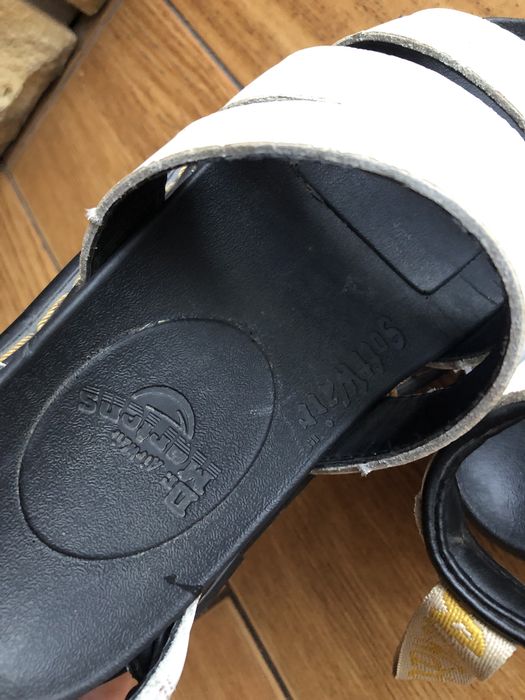 Sandały na platformie dr. Martens białe z paskami 36