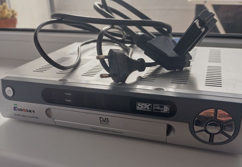 Супутниковий ресивер Eurosky DVB-3023 Super  і медіаплеєр   BBK DV4 38SI