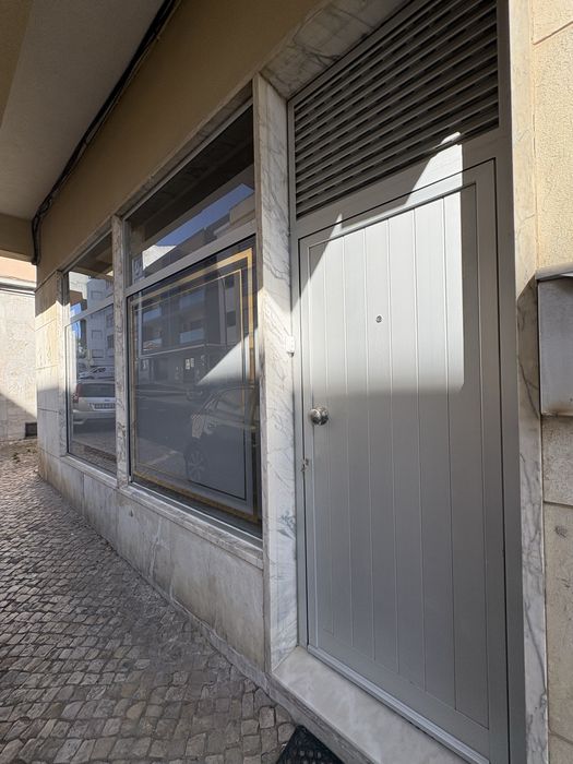 Loja / Escritório Renovado – 12 m² – Montras para a Rua