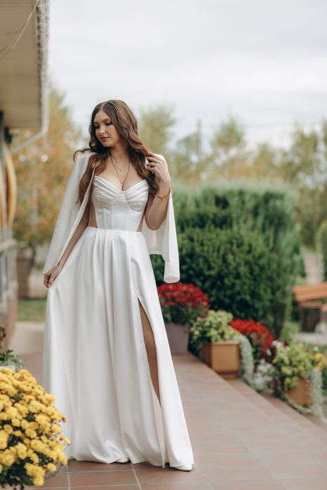 Весільна святкова біла довга сукня