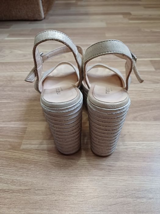 Босоніжки на танкетці