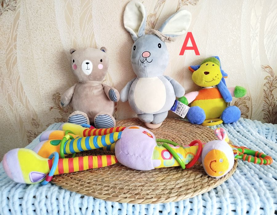 Підвіски на коляску, мобілі,змійки  та м'які іграшки