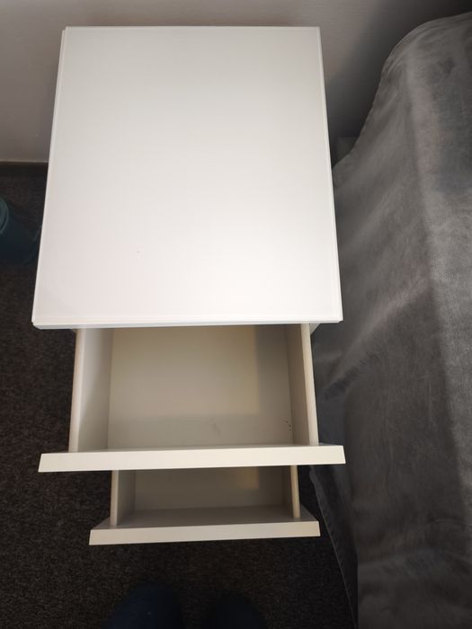 Mesinha de Cabeceira IKEA com cobertura em vidro