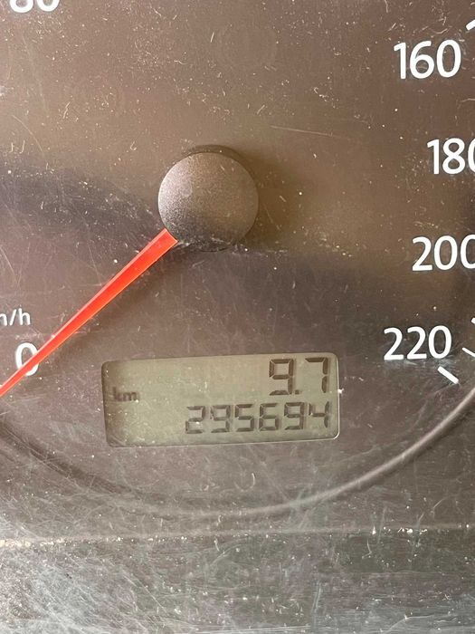 Volkswagen T5 1.9 TDI 2006 – Camper Van artesanal – Sem matrícula, caixa precisa de reparação
