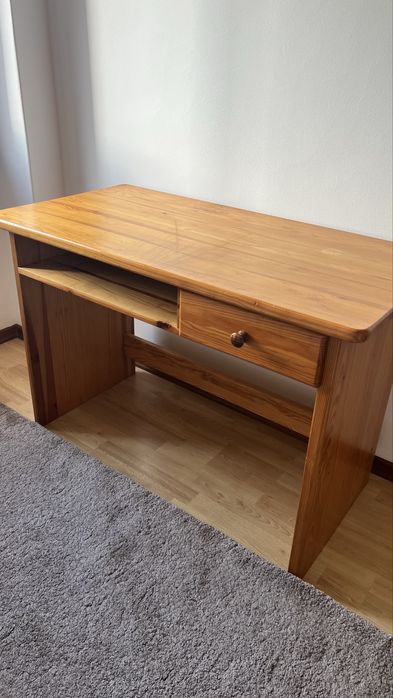 Secretária em Madeira Maciça (Pinho Mel) – C/ Gaveta e Prateleira