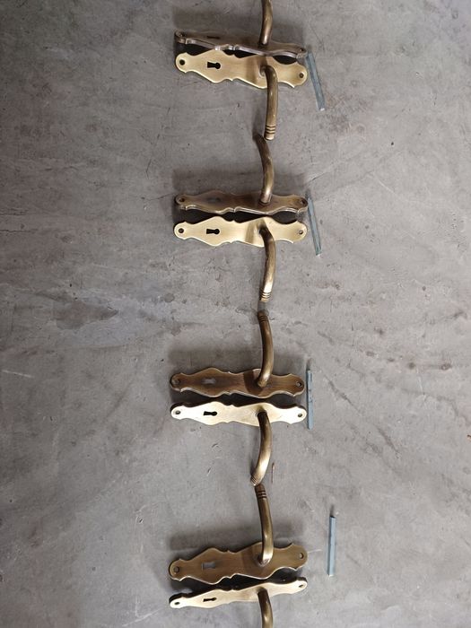 Interior door handles.436004479776204802