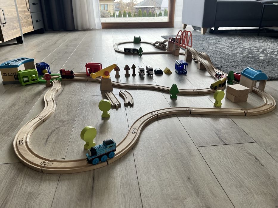 Tory z kolejką i  wagonami