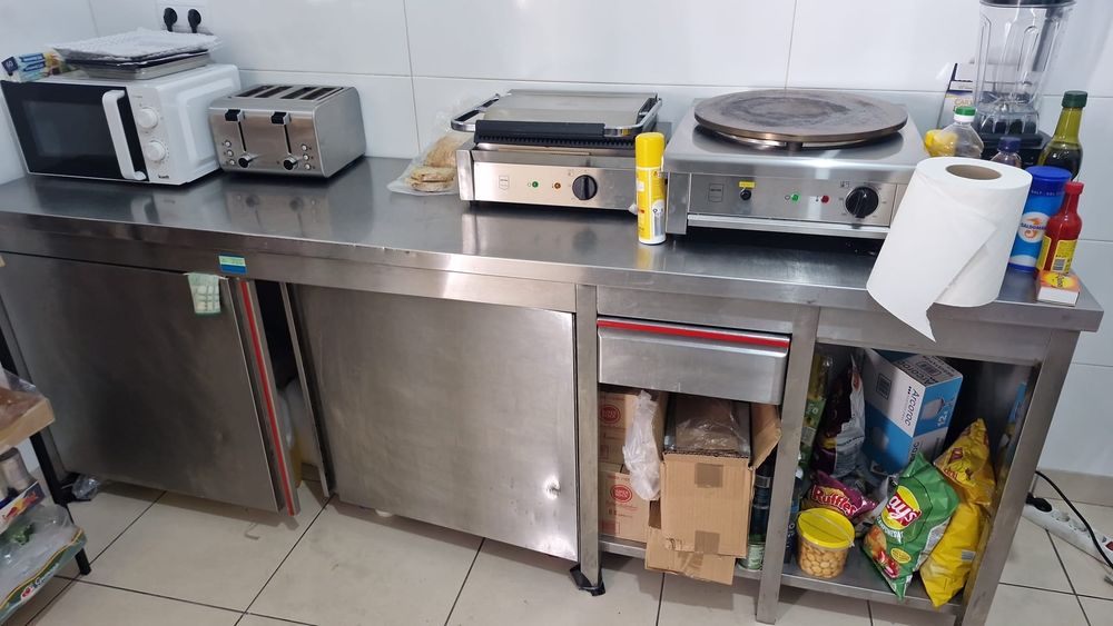 Aluga-se café espaço comercial 112m2