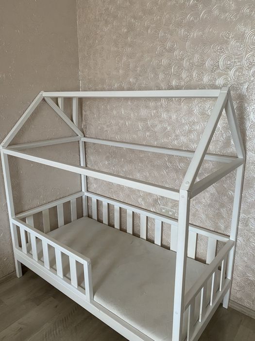 Дитяче ліжечко з матрцом