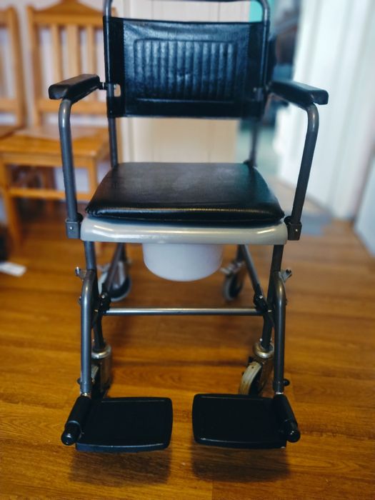 Wózek sanitarny dla osoby niepełnosprawnej