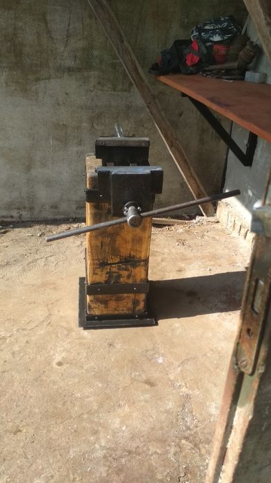 Тиски ,лещата металеві з дубовою тумбою