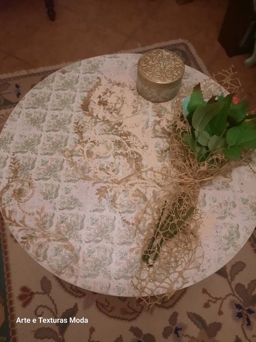 Mesa de apoio, restauraurada de novo