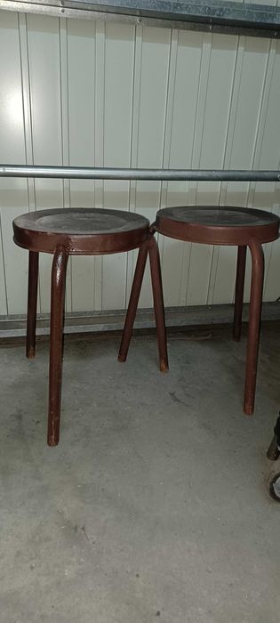 2 bancos redondos em metal