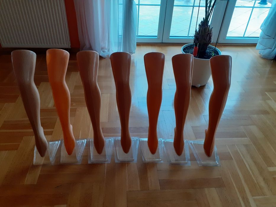 Nogi plastikowe do ekspozycji rajstop pończoch z podstawkami.