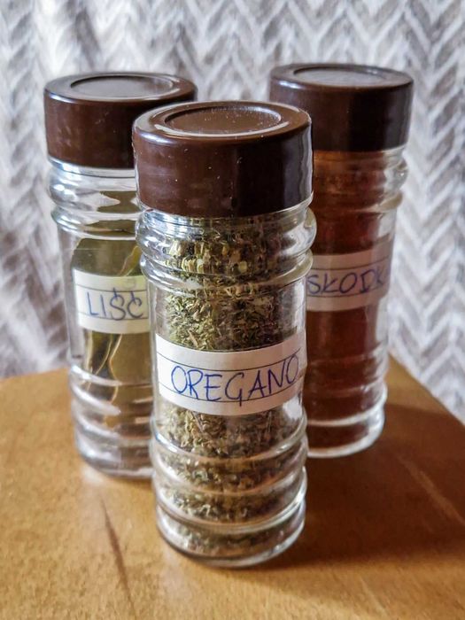 Stojak na przyprawy drewniany - szklane słoiczki