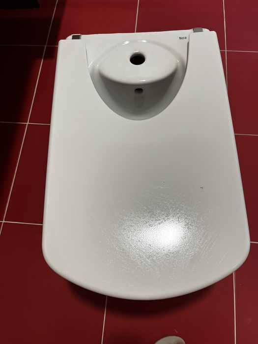 Bidé Suspenso da marca Roca  com tampa  -  branco  Como Novo