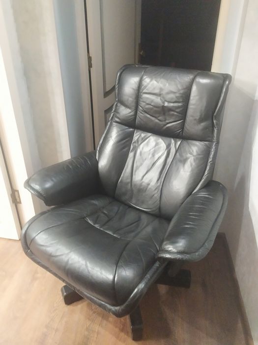 Шкіряне офісне поворотне крісло - реклайнер
