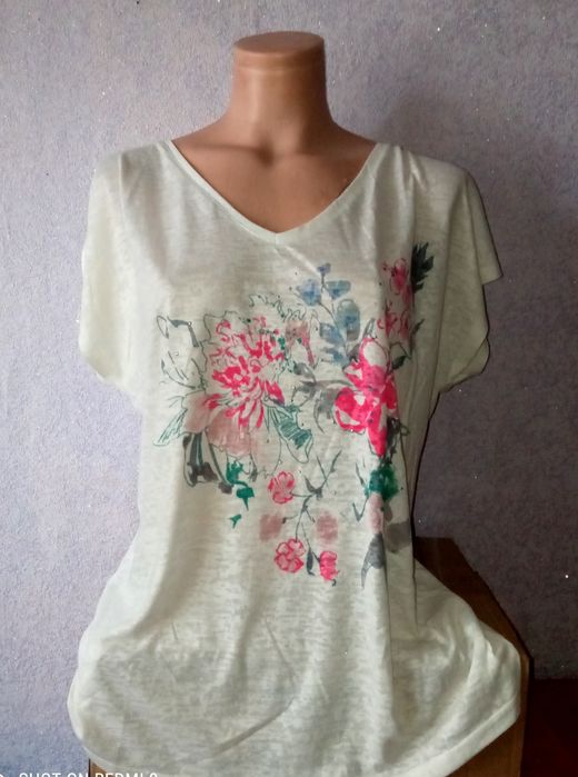 Футболки женские. 48-50 р. на девочек