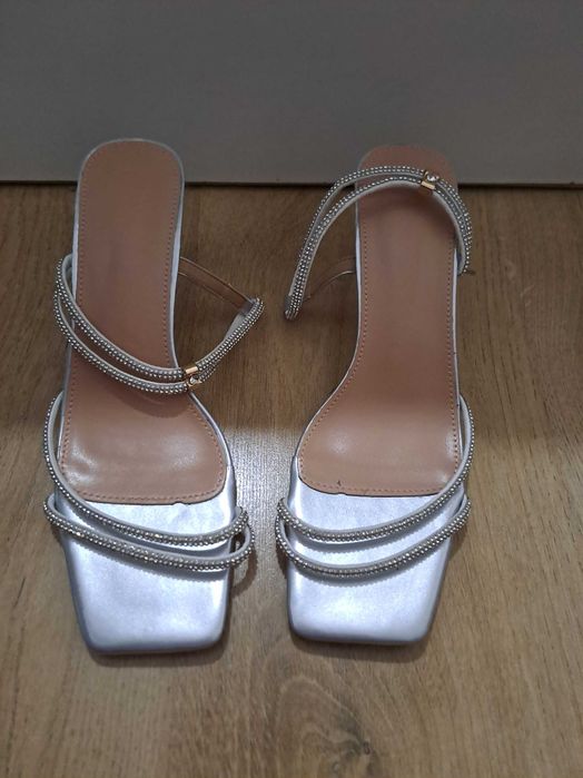 Sandały srebrne na obcasie