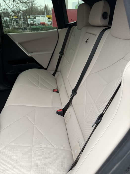 Єлектромобіль IX 2023