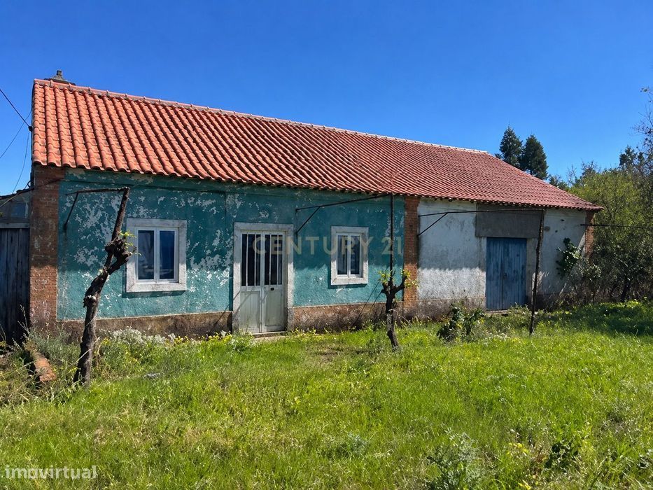 Casa de Aldeia para recuperar em Vale do Calvo, Tomar