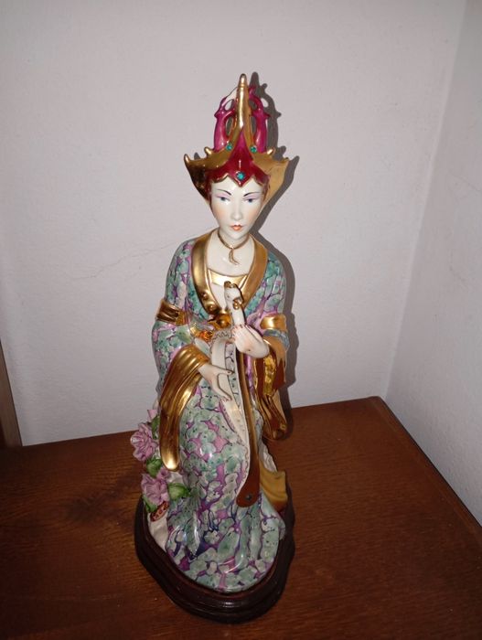 3 estatuetas/figuras decorativas em porcelana – 30 a 40 cm