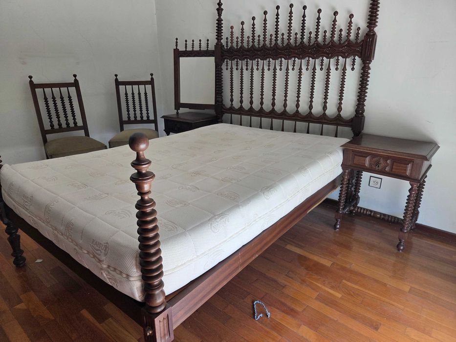 Conjunto mobilia quarto (Cama c/colchão + mesas cabeceira + comoda + espelho + duas cadeiras)