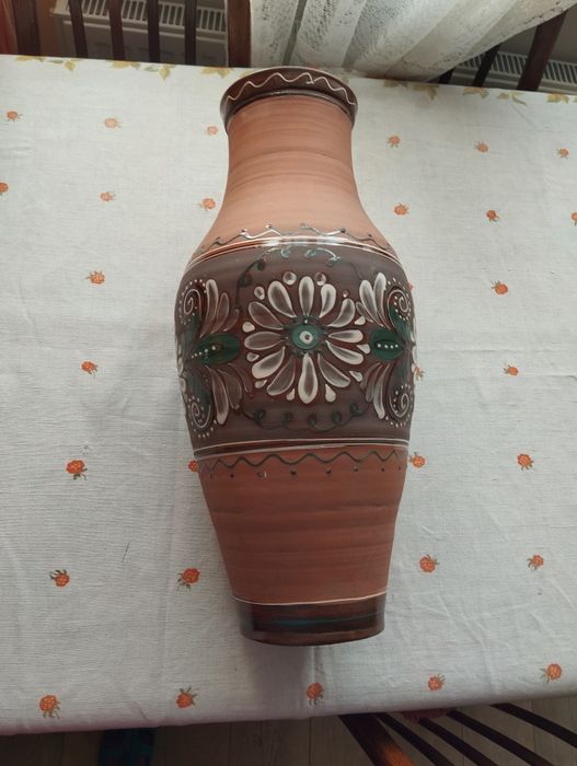 Висока глиняна ваза