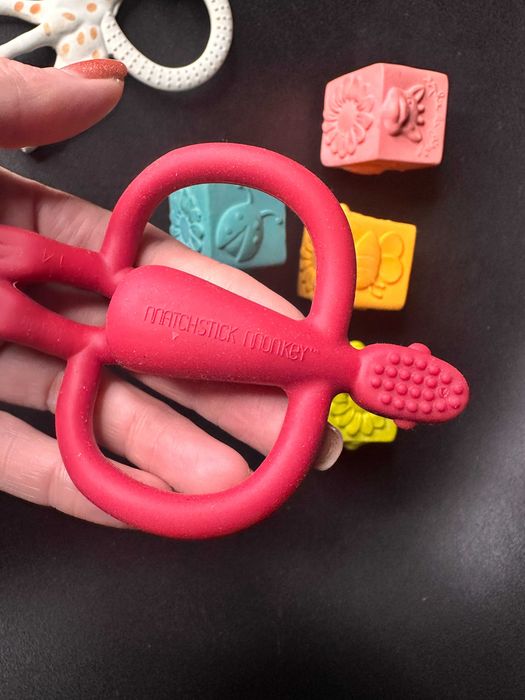 прорізувачі та іграшки жирафка Софі Vulli Sophie girafe та мавпочка Matchstick Monkey