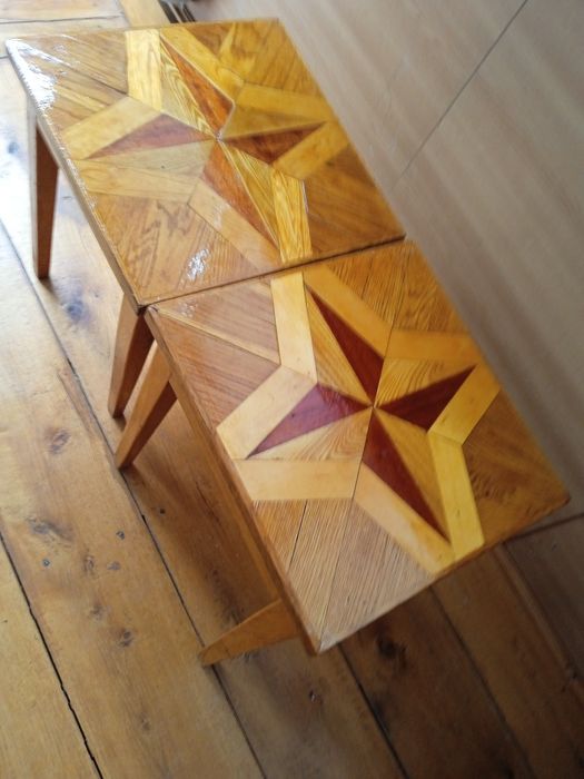 Стільці з високою спинкою, журнальний столик.