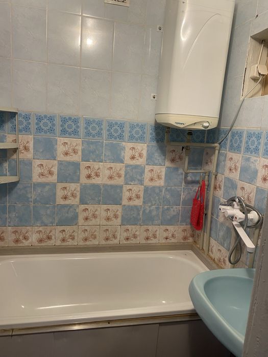 Продам 2-х кім.кв на 4-му районі .