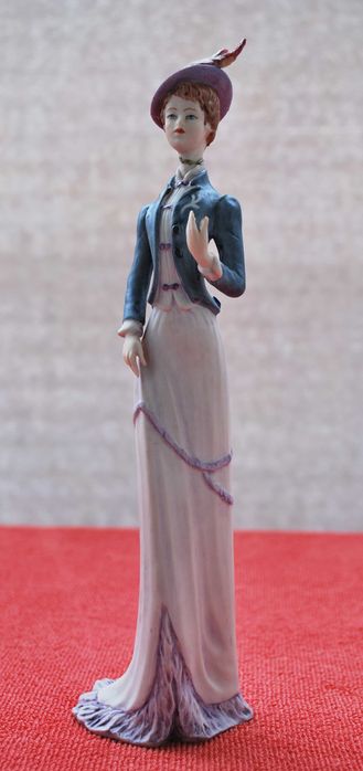 Estatueta pintada à mão com 24 cms