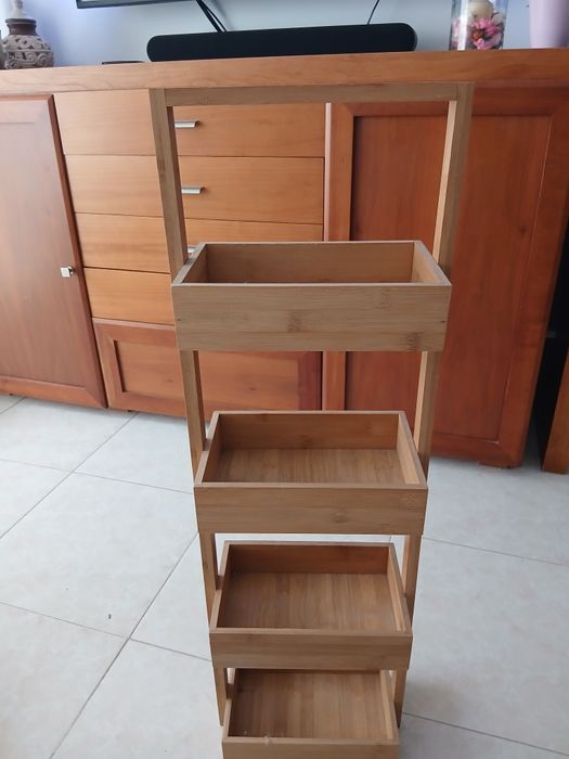Estante com boas condições