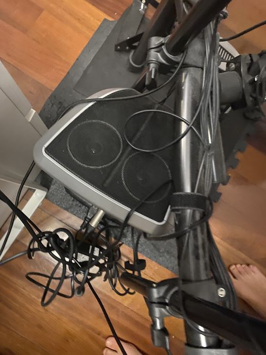 Bateria da Roland como nova com coluna, fones e baquetas.