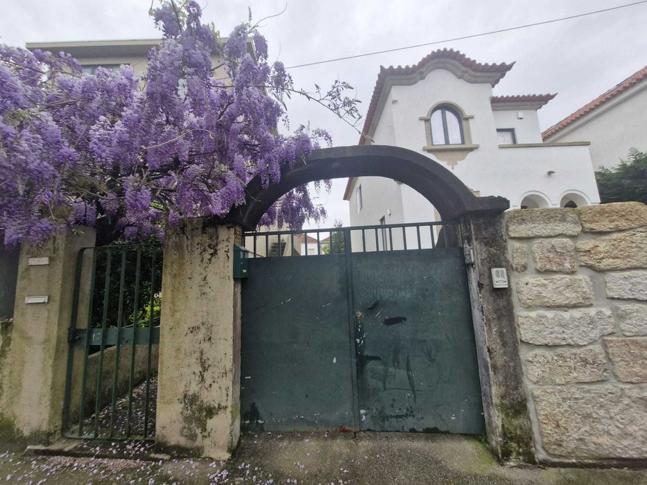 Armazém com 160 m2  à Avenida da Boavista.