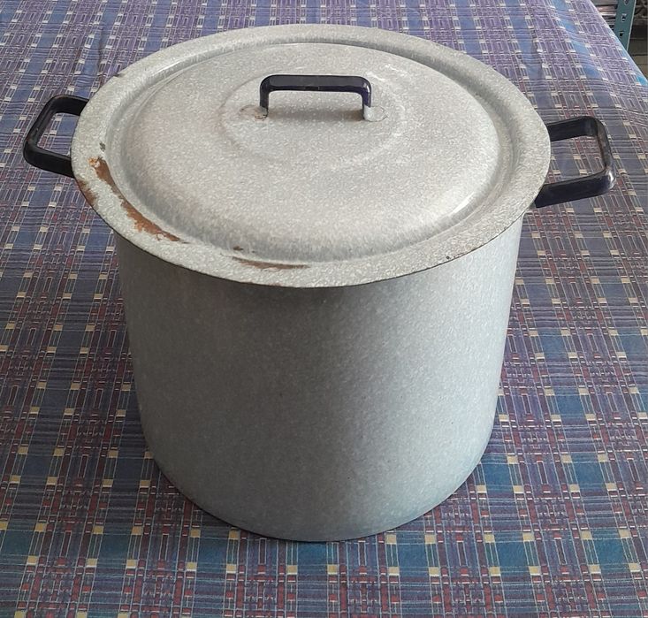 Panela antiga em esmalte