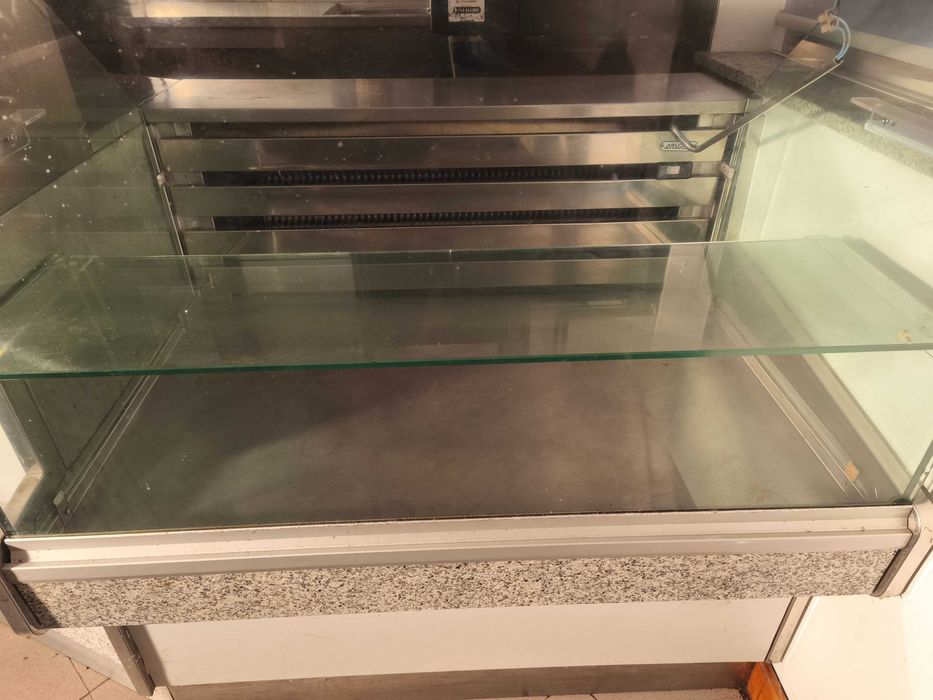 Balcão vitrine e prateleiras para snack bar ou café