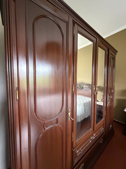 Mobilia de quarto de casa em mogno