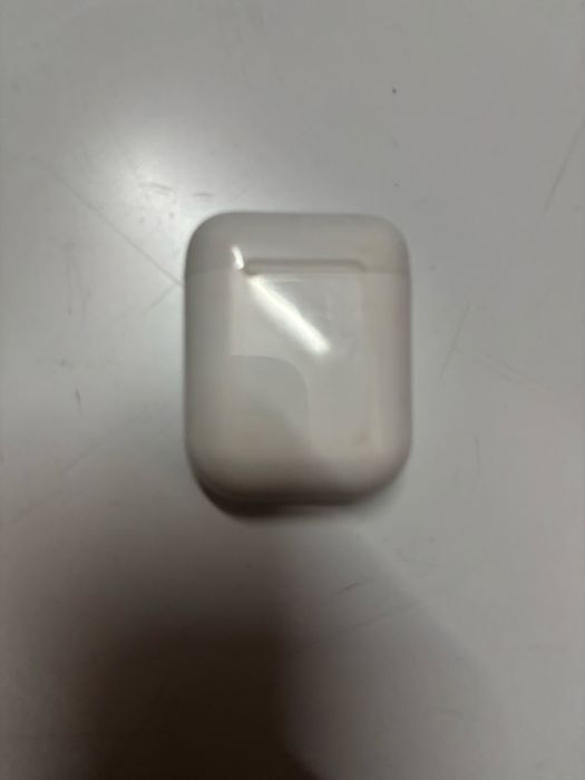 Fones sem fios brancos com caixa