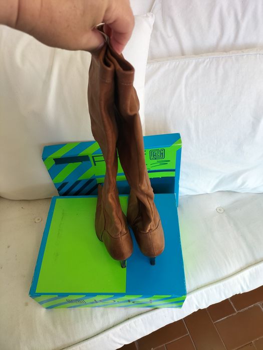 Botas de cano alto e salto agulha em pele macia da Prof tamanho 36