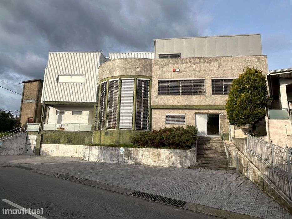 Armazém com Escritórios e Licença Industrial – Vila Nova de Famalicão