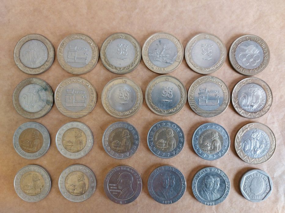 Várias Moedas de 200 escudos, 100 escudos e 200 pesetas