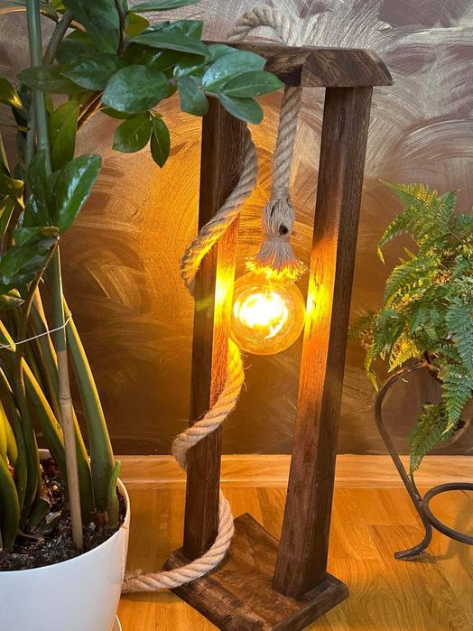 Lampa drewniana stojąca