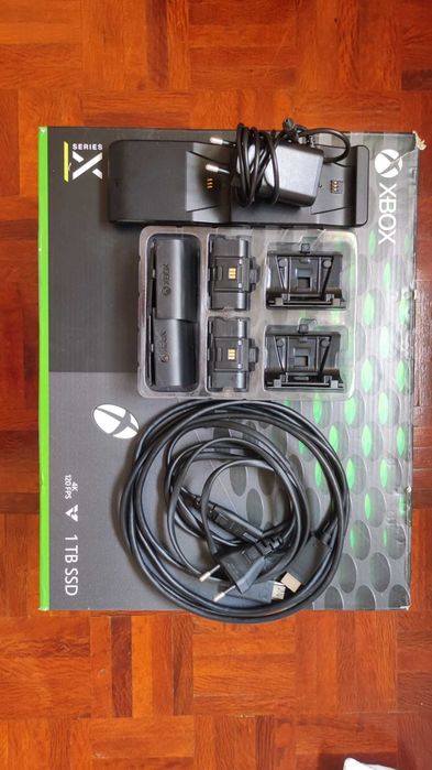KIT Xbox Series X 1TB (Consola + 2 Comandos + Base Carregador + Acessórios)